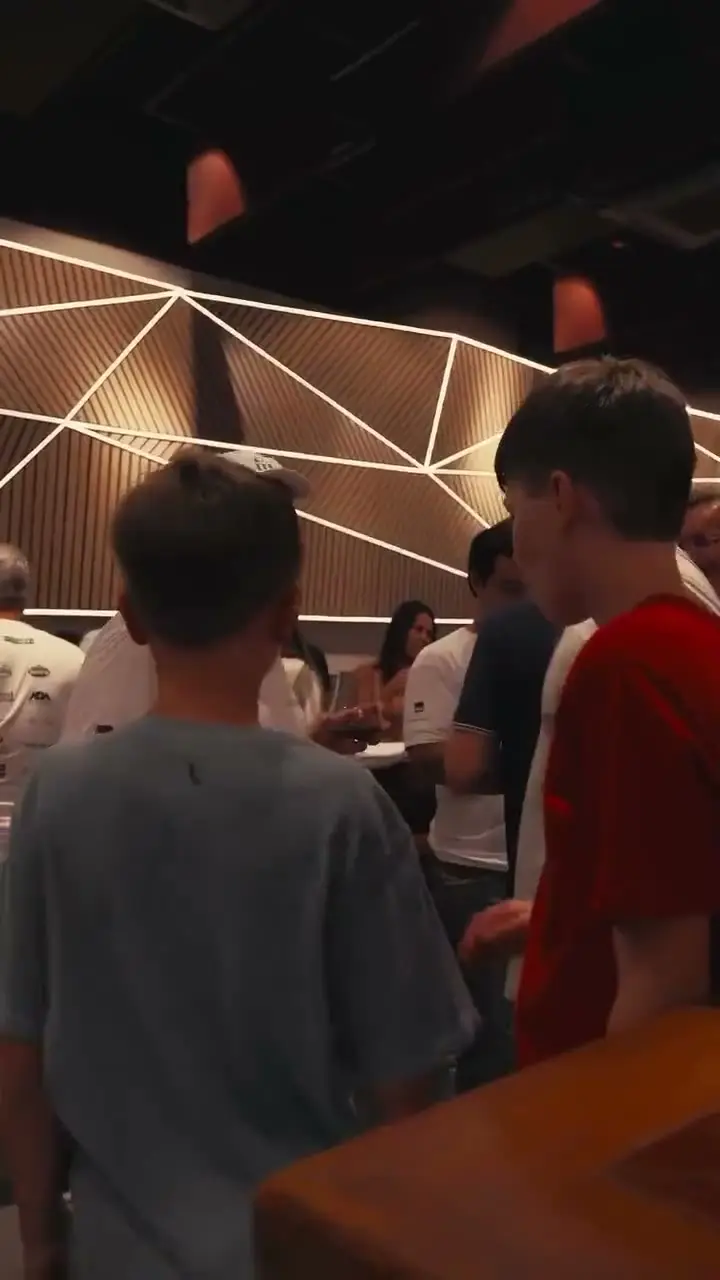 Mesas cheias, abraços e confraternização na entrega das camisetas